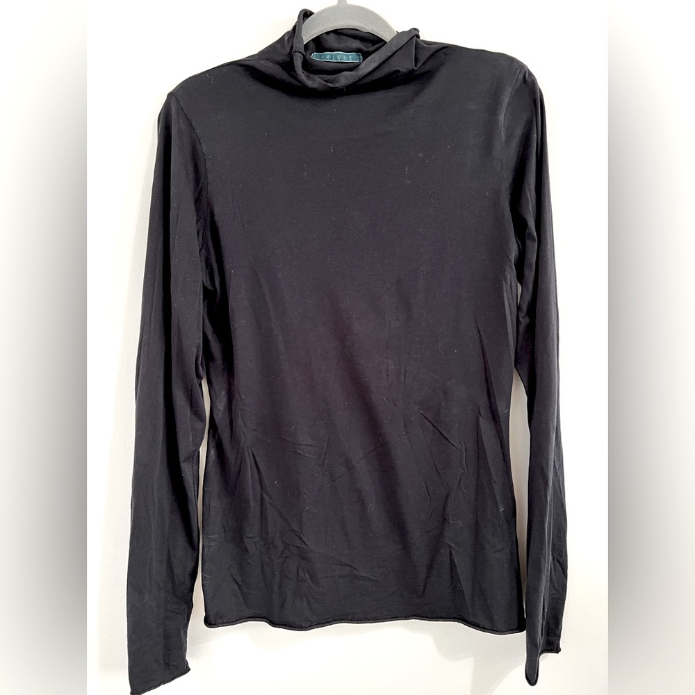 Velvet brand. Tissue mock neck. Medium.